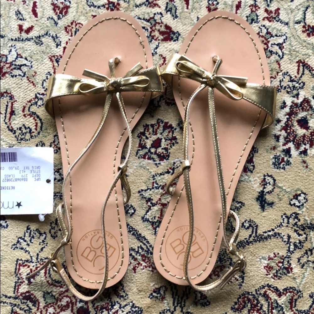 NWT Adorable BCBG Unworn Gold Sandals. Size 6